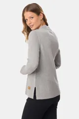 Buzo de lana color gris, con media polera y diseño sencillo, ideal para usar en capas.