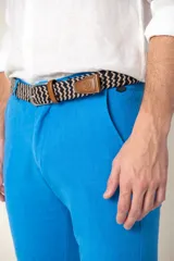 Bermuda color beige claro de lino y algodón, corte clásico, con bolsillos laterales y traseros.