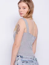 Top sin mangas con escote recto y tirantes anchos, en color negro, ideal para looks casuales.