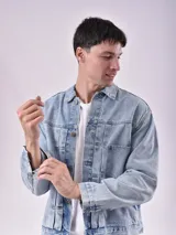 Campera de jean celeste con cuello clásico, cierre frontal con botones metálicos, bolsillos con solapa en el pecho y bolsillos laterales.