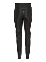 Pantalón largo negro de eco cuero, tiro alto y corte skinny.