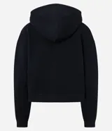 Saco con capucha color tostado, confeccionado en microfibra con algodón, con cierre frontal por cremallera y pipping contrastante en blanco en el pecho y mangas. Cuenta con ruedo y puños acanalados.