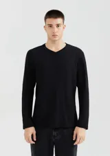 Camiseta negra de manga larga con cuello en V.