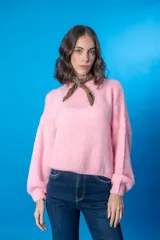 Sweater celeste con cuello redondo, tejido de lana mohair y acrílico.