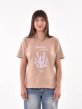 Remera blanca de algodón con estampado de limones y texto en azul.
