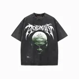 Remera negra con efecto gastado, con estampado frontal de Dennis Rodman con gafas y texto con tipografía gótica.