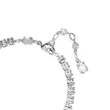 Pulsera con diseño de piedras redondas transparentes y piedras cuadradas azules, bañada en rodio.
