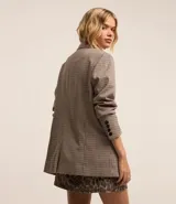 Blazer largo de poliéster con viscosa y elastano, con estampado de cuadros, cuello solapa, manga larga y cierre frontal con un botón.