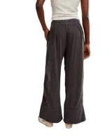 Pantalón color verde claro, amplio y de caída ligera con elástico en la cintura y largo hasta los tobillos.