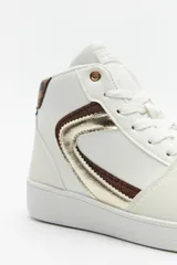 Zapatillas tipo botita color blanco de símil cuero con plataforma de 4cm, detalles metálicos y estampado animal print.