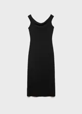 Vestido midi negro de tejido texturizado, con cuello barco y sin mangas.