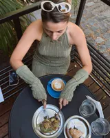 Collar corto con cordón de algodón color menta y flores de bronce.