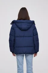 Campera de abrigo negra, acolchada con capucha y cierre frontal.
