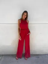 Pantalón amplio de crepé de punto, con cintura elastizada y diseño sin mangas.