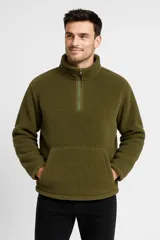 Buzo manga larga de poliéster color verde oliva, con cuello alto con cierre de cremallera y bolsillo tipo canguro.