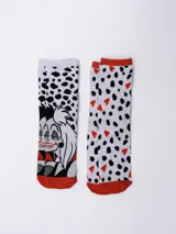 Pack de dos pares de medias blancas con puño rojo. Un par tiene estampado de manchas negras y corazones rojos. El otro par tiene estampado de manchas negras y un dibujo de Cruella de Vil.