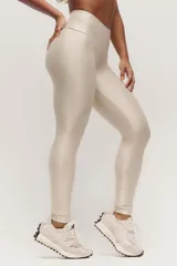 Calza larga color beige de cintura alta, confeccionada en poliamida y elastano.