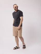 Remera de algodón color negro con efecto nevado.