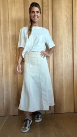 Pollera midi de jean celeste con corte en A y cintura elastizada.