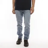 Jean Wrangler Larston de hombre, corte slim fit, color celeste claro con efecto lavado.