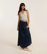 Pollera midi azul marino con estampado de lunares blancos, cintura elástica con lazo y volados.