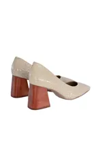 Stilettos color arena con efecto texturizado, punta cuadrada y tacón bloque de madera.