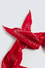 Pañuelo bandana triangular negro con estampado de cachemir en blanco.