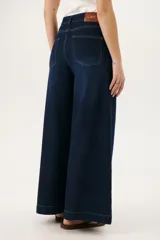 Pantalón de jean azul oscuro, de corte palazzo y tiro alto.