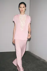 Falda midi de punto color rosa, con cintura elástica.