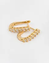 Aros tipo argolla bañados en oro con incrustaciones de cubic zirconia.