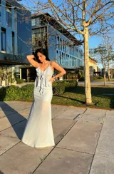 Falda midi celeste con volados en la parte superior y falda de corte sirena.