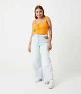 Blusa cropped de punto color amarillo, con tirantes anchos y escote con cordón.