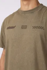 Remera gris con efecto lavado, cuello redondo y estampado con motivos de automovilismo.