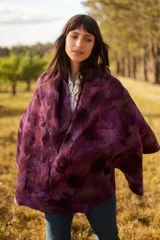 Pashmina en tonos violetas, fabricada en gasa de algodón y lana Merino, suave y liviana.
