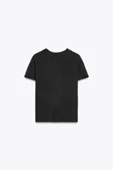 Camiseta marrón de algodón con cuello redondo, corte recto y mangas cortas. Tiene un efecto de lavado que le da un aspecto vintage.
