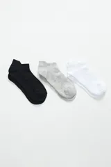 Pack de tres pares de medias deportivas tobilleras, un par negro, un par gris y un par blanco.