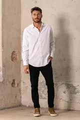 Camisa blanca de manga larga con cuello clásico y corte regular.