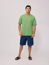 Remera negra de corte holgado confeccionada en algodón.