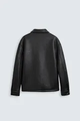 Sobrecamisa marrón de efecto piel con interior de borreguillo a tono, de corte relaxed fit, cuello solapa, manga larga con puños abotonados, bolsillos de plastrón en pecho y laterales, efecto lavado y cierre frontal con botones a presión.