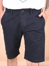 Bermuda de gabardina azul con estampado floral en relieve.