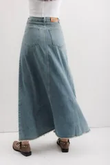 Falda larga de jean celeste, con corte sirena y abertura frontal.
