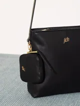 Cartera tipo tote confeccionada en cuero vacuno color negro, con cierre superior y forro interior de jacquard. Incluye bolsillo interno, correa larga regulable y desmontable, correa corta para usar al hombro y bolsillo desmontable con cierre.