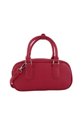 Cartera negra con correa larga regulable y desmontable, doble asa corta, cierre superior y logo de labios plateado. Interior forrado con bolsillos.
