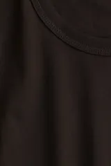 Remera de punto suave color negro, de algodón y viscosa, con hombros apenas caídos y cuello redondo.