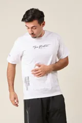 Remera blanca de algodón con estampado frontal que incluye el texto "The Boston Est. 1997" y un texto vertical más largo en el lateral.