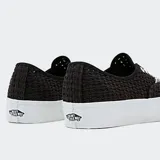 Championes Vans Authentic VR3 negros con suela blanca. Fabricados con lona de algodón orgánico, plantilla de espuma VR3Cush™ de base biológica y suela VR3Waffle™ con caucho natural de origen responsable.