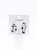 Aros colgantes con forma geométrica irregular, de acrílico con diseño carey en blanco y negro.
