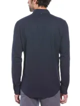 Camisa de hombre azul marino de corte slim fit, cuello abotonado y mangas largas. Presenta logo de pingüino bordado en el pecho.
