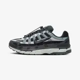 Zapatillas Nike P-6000 color negro y gris con detalles plateados.