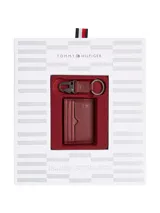 Set de regalo de la marca Tommy Hilfiger compuesto por un tarjetero y un llavero a juego. Ambos artículos están confeccionados en cuero con textura Saffiano en color bordó. El tarjetero dispone de varias ranuras para tarjetas y el escudo de la marca grabado, mientras que el llavero incluye un mosquetón metálico.